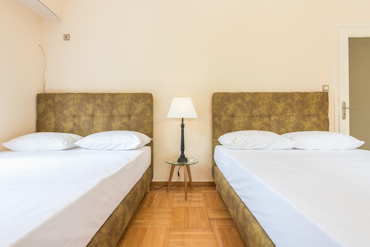 Victoria Familia Apartments Atene Esterno foto