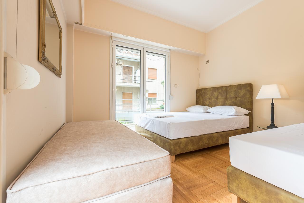 Victoria Familia Apartments Atene Esterno foto