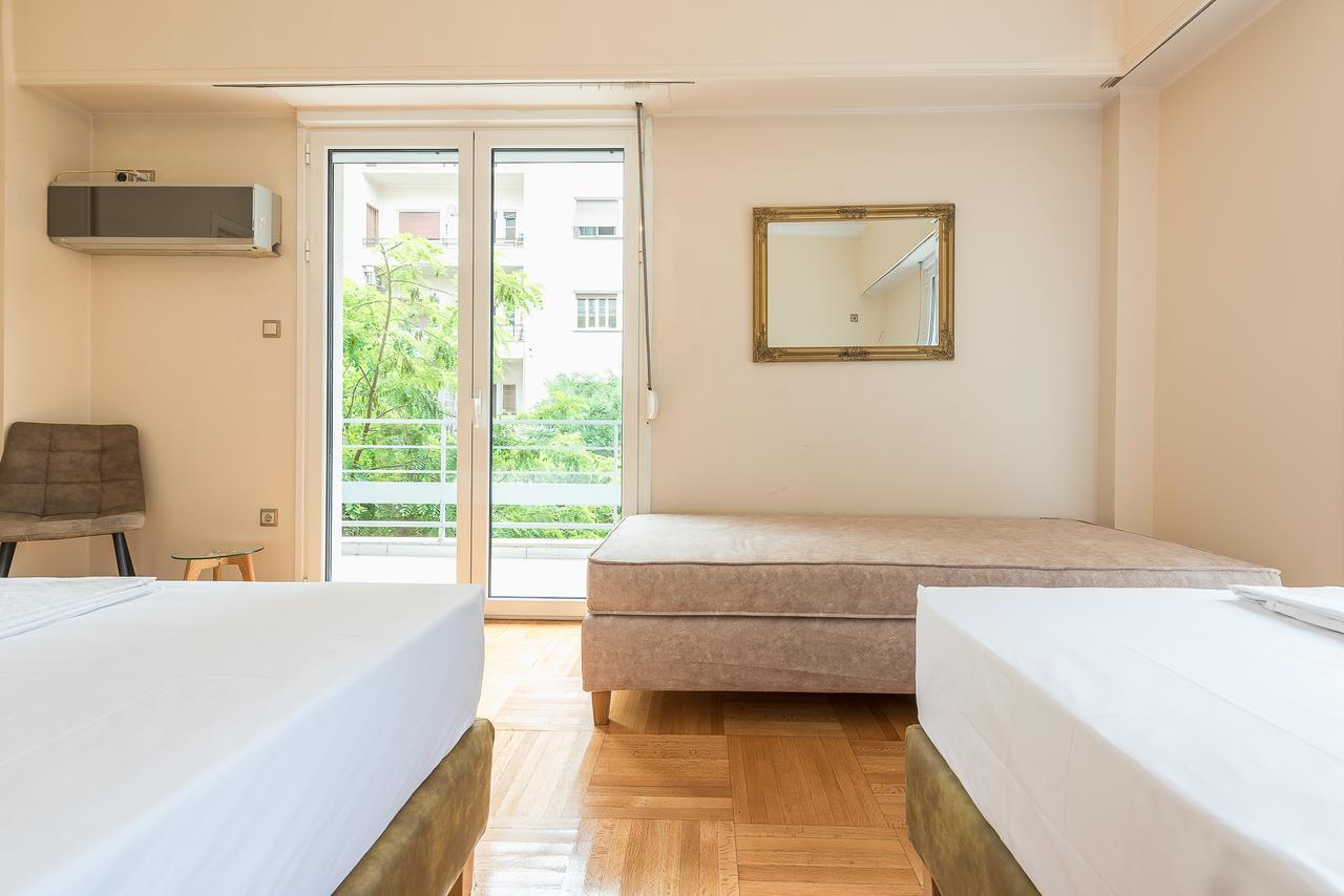 Victoria Familia Apartments Atene Esterno foto