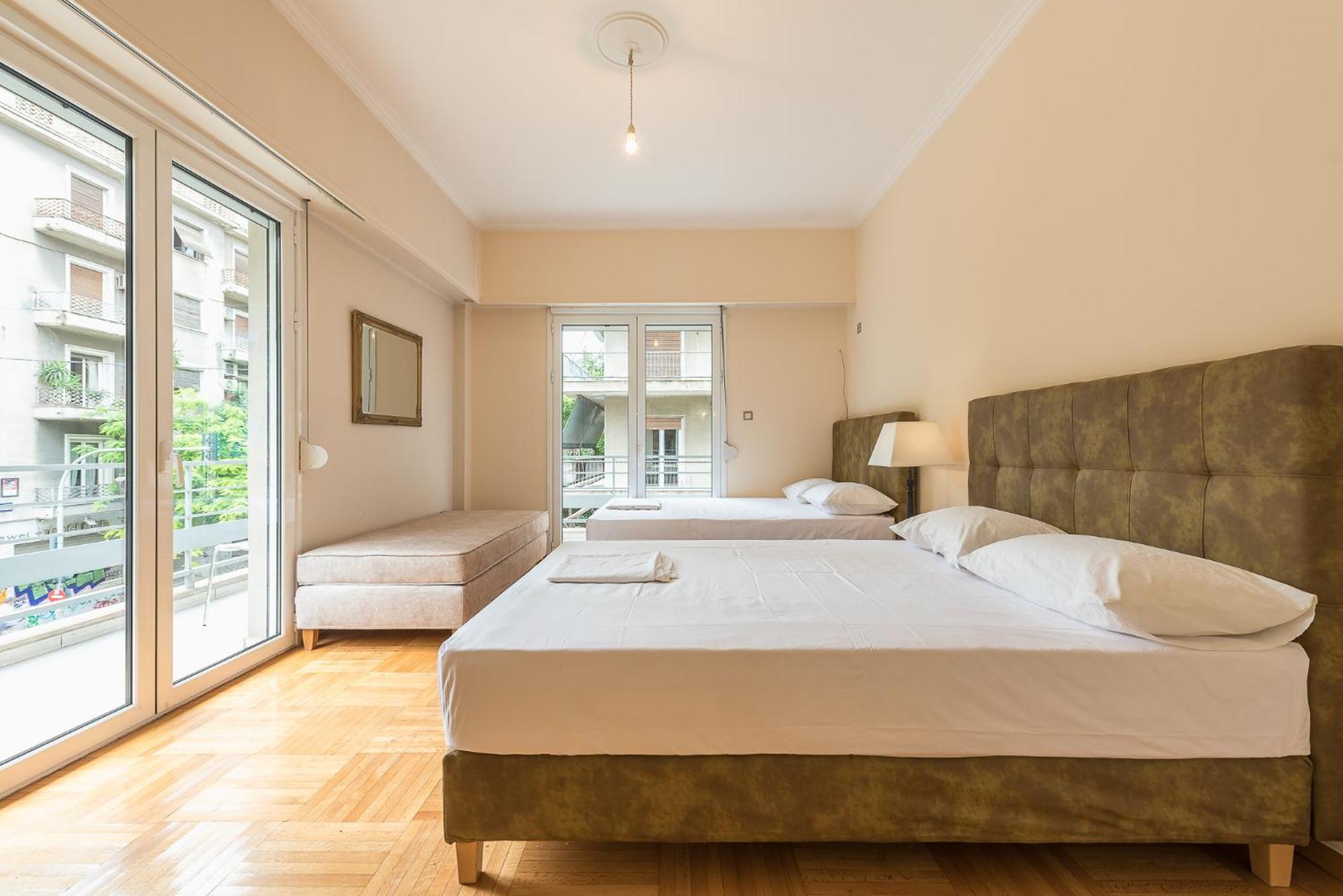 Victoria Familia Apartments Atene Esterno foto