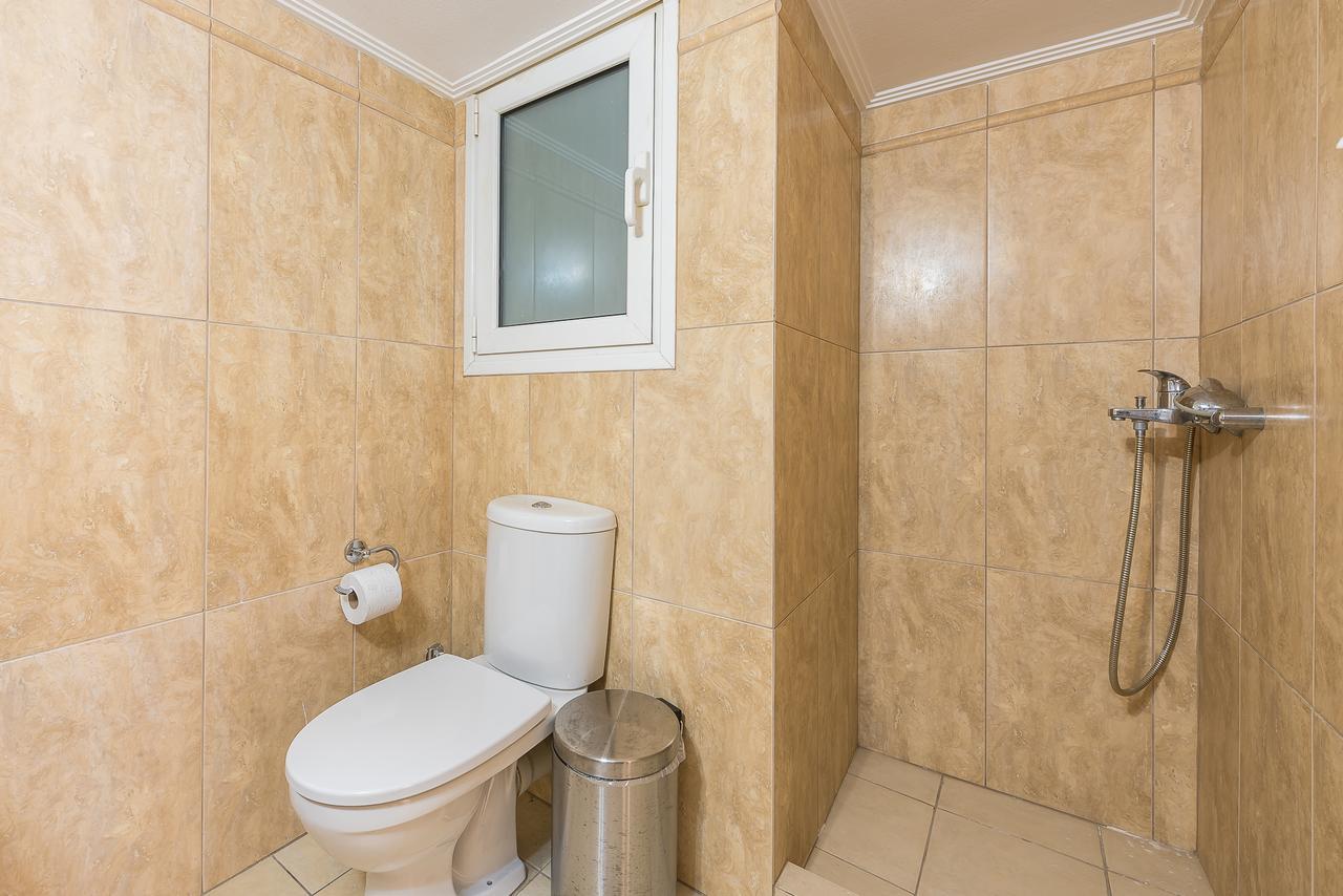 Victoria Familia Apartments Atene Esterno foto