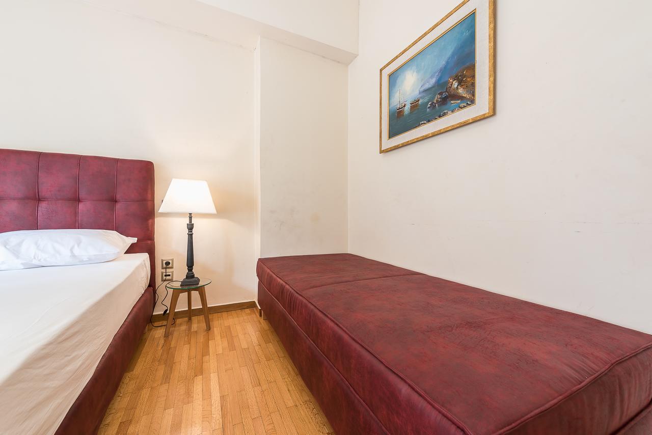 Victoria Familia Apartments Atene Esterno foto